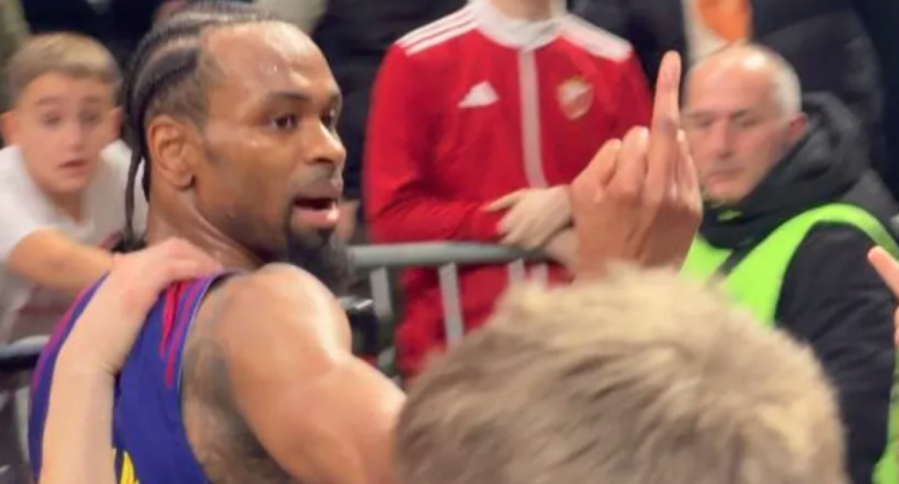 Ο Κέβιν Πάντερ ύψωσε το μεσαίο δάχτυλο στους οπαδούς του Ερυθρού Αστέρα/printscreen
