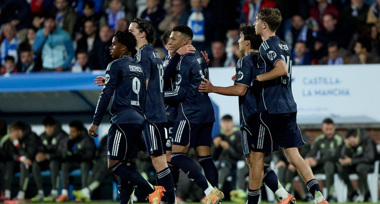 Οι ποδοσφαιριστές της Ρεάλ πανηγυρίζουν τη νίκη / Πηγή: Imago