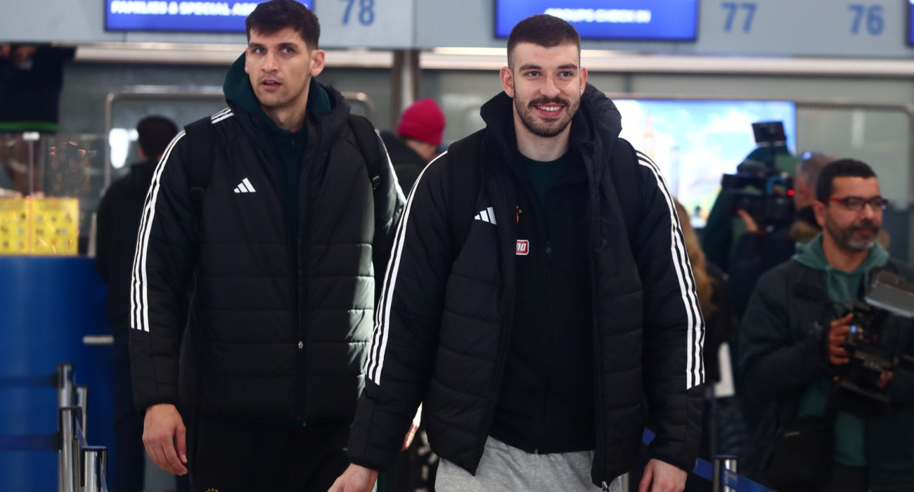 Νίκος Ρογκαβόπουλος και Ντίνος Μήτογλου κατά την αναχώρηση για το Μιλάνο / Πηγή: Eurokinissi