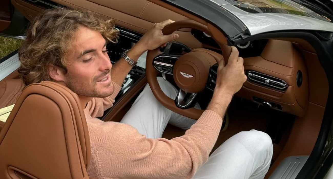 Ο Στέφανος Τσιτσιπάς σε ένα από τα αμάξια του / Screenshot