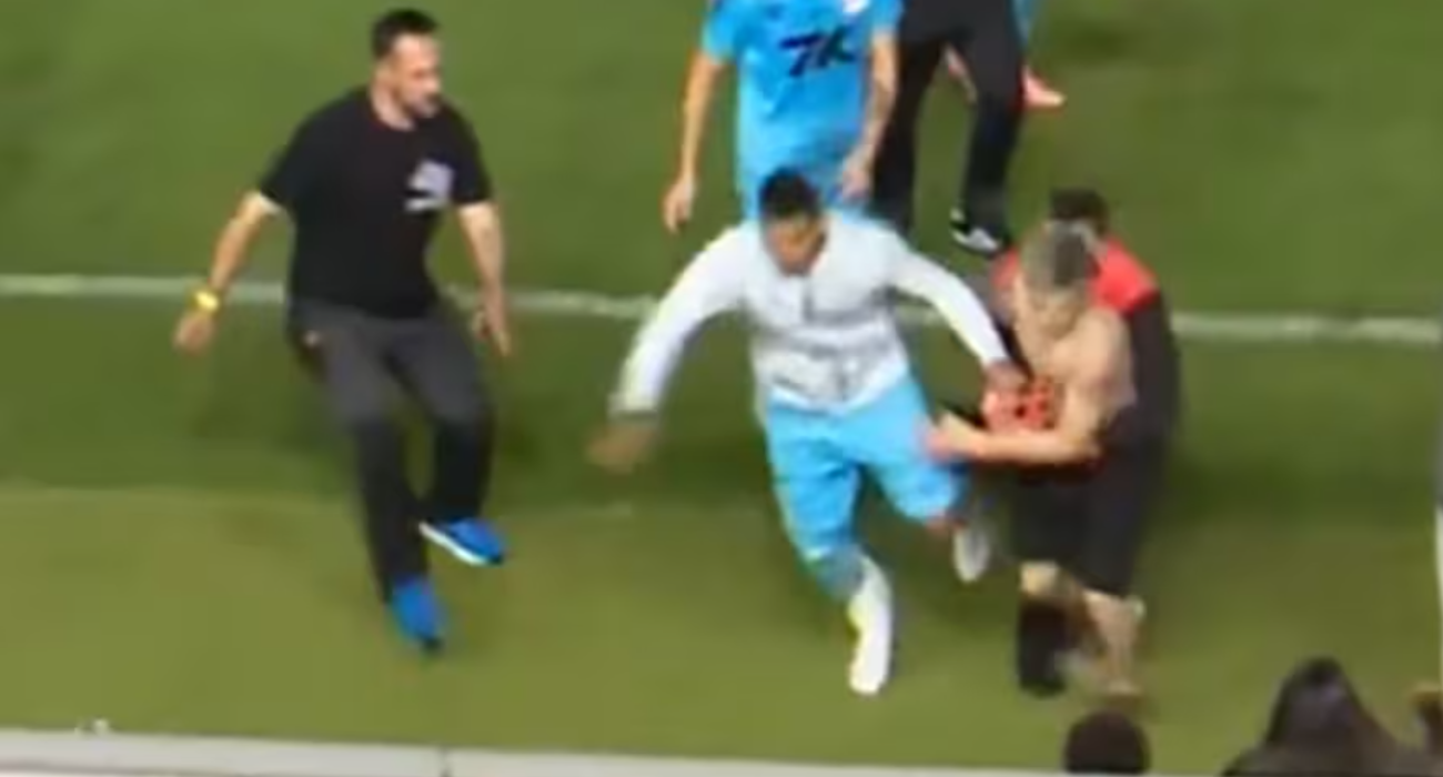 Η στιγμή που οπαδός πέφτει πάνω σε παίκτη της Σάντος / Screenshot