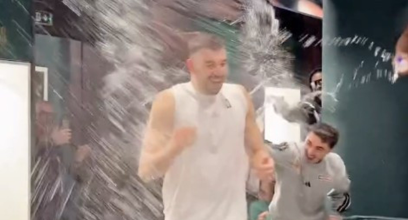 Ο Ρογκαβόπουλος στα αποδυτήρια μετά το ρεκόρ του / Screenshot