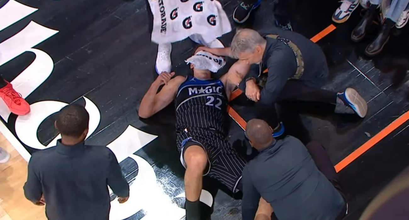 Ο Φραντζ Βάγκνερ των Μάτζικ ξαπλωμένος και πονεμένος στο παρκέ μετά τον σοκαριστικό τραυματισμό του / Screenshot