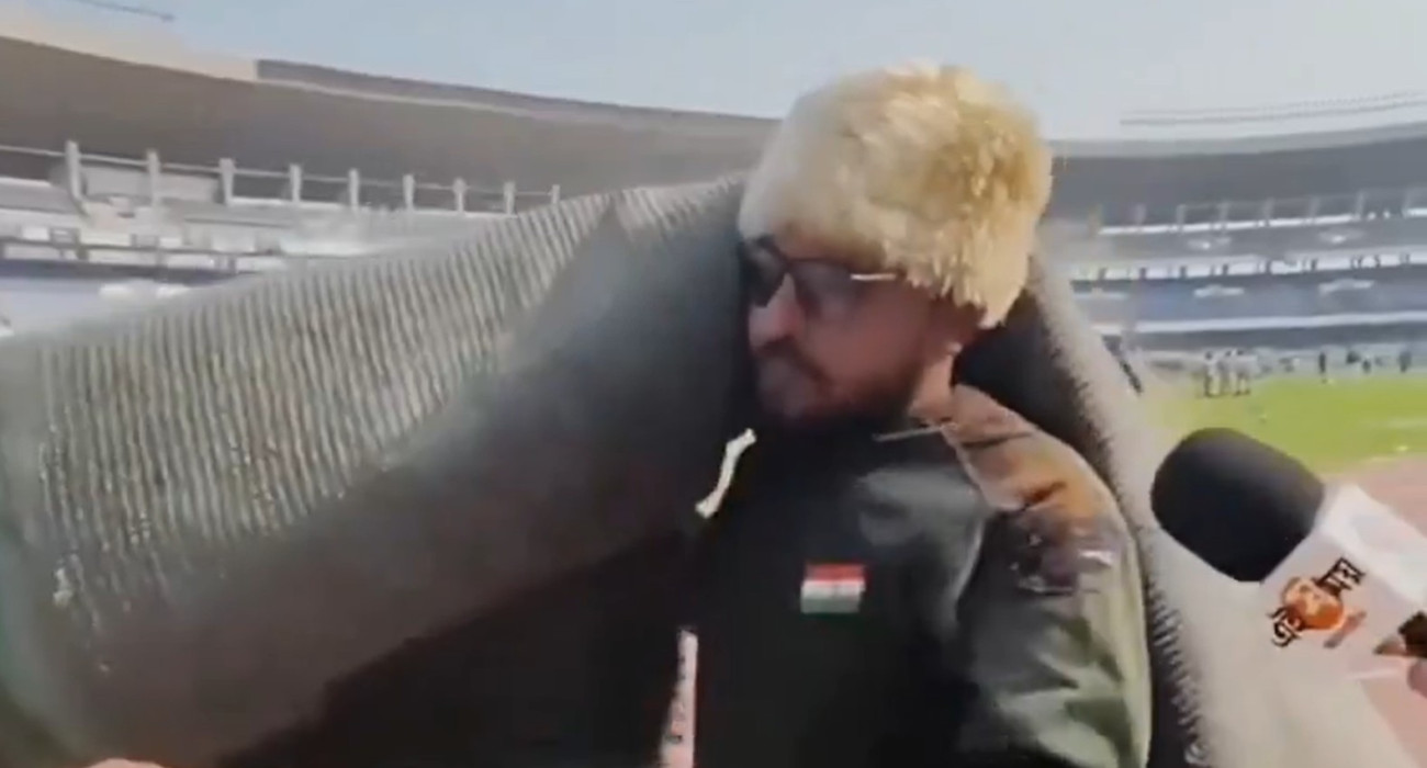 Η στιγμή που ο Ινδός φεύγει από το γήπεδο με το χαλί στον ώμο / Screenshot