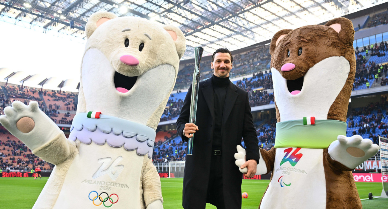 O Ζλάταν Ιμπραΐμοβιτς με τις μασκότ των Ολυμπιακών / Πηγή: Olympics
