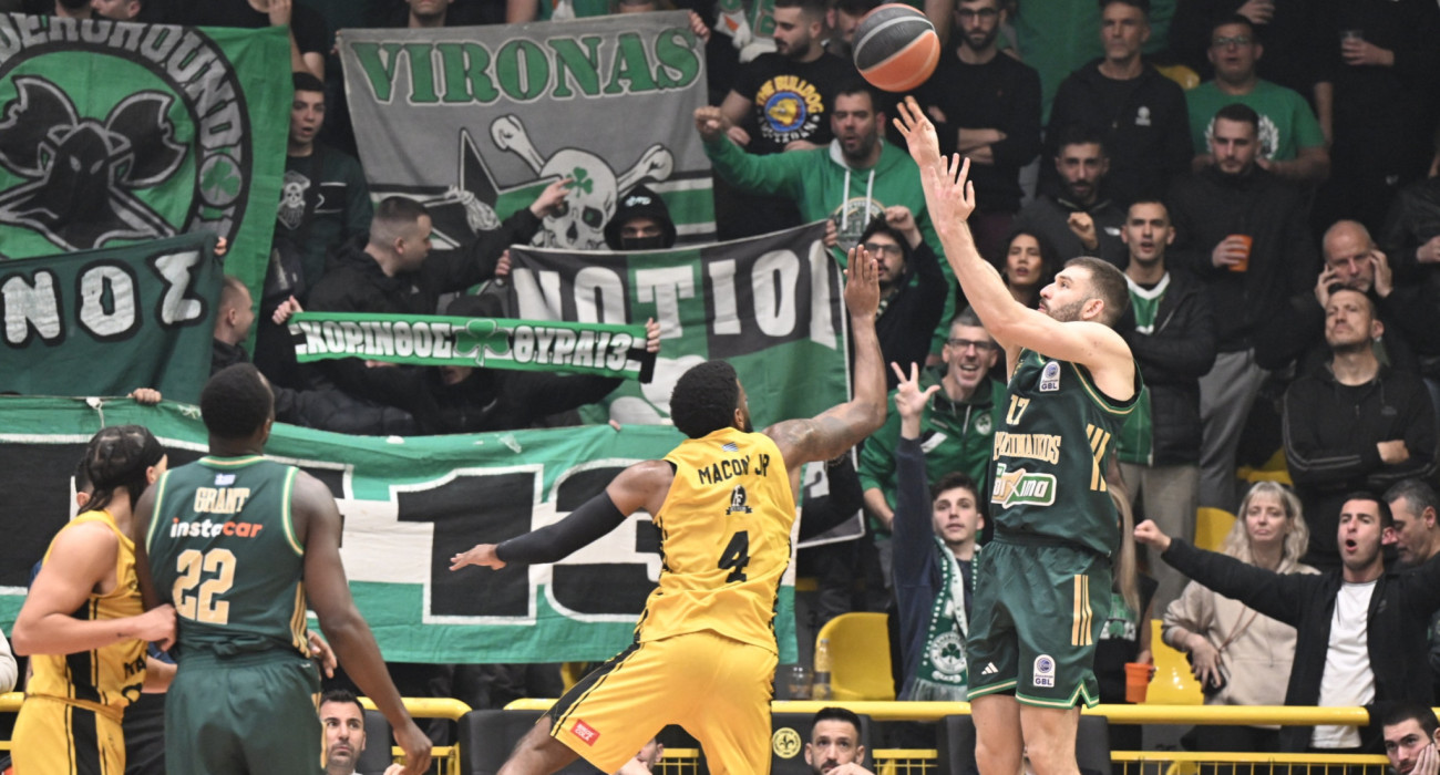 Ο Νίκος Ρογκαβόπουλος «εκτελεί» μπροστά από την... πράσινη κερκίδα στο Μαρούσι / Πηγή: Βαγγέλης Στόλης