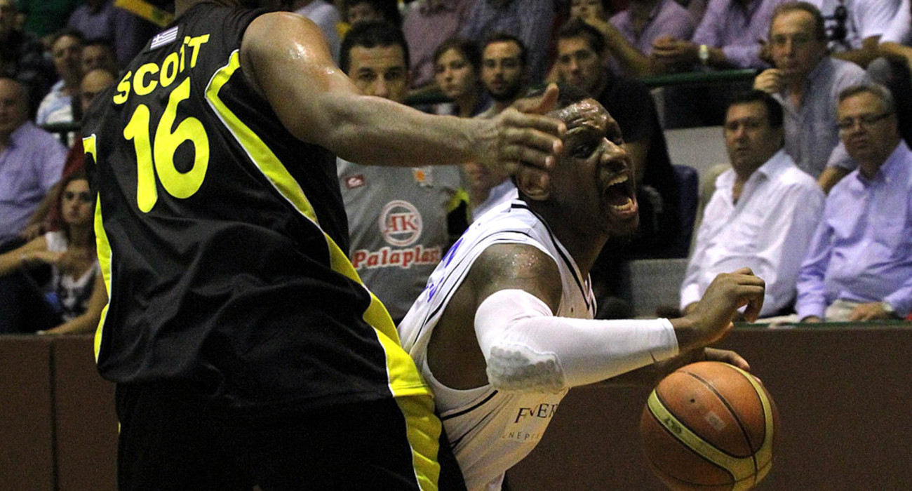 Ο Τζέιμς Νάναλι με τη φανέλα της Καβάλας πίσω στο 2013 / Πηγή: Eurokinissi