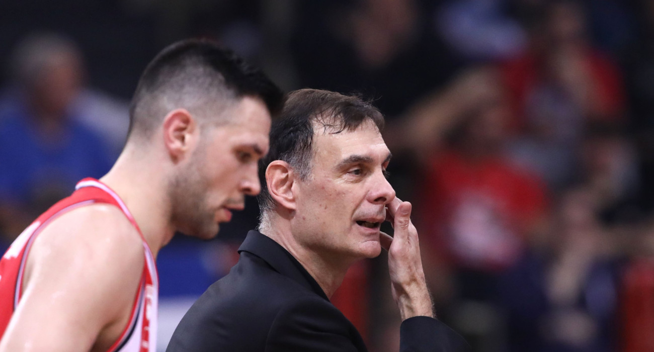 Παπανικολάου και Μπαρτζώκας στον πάγκο του Ολυμπιακού / Πηγή: INTIME