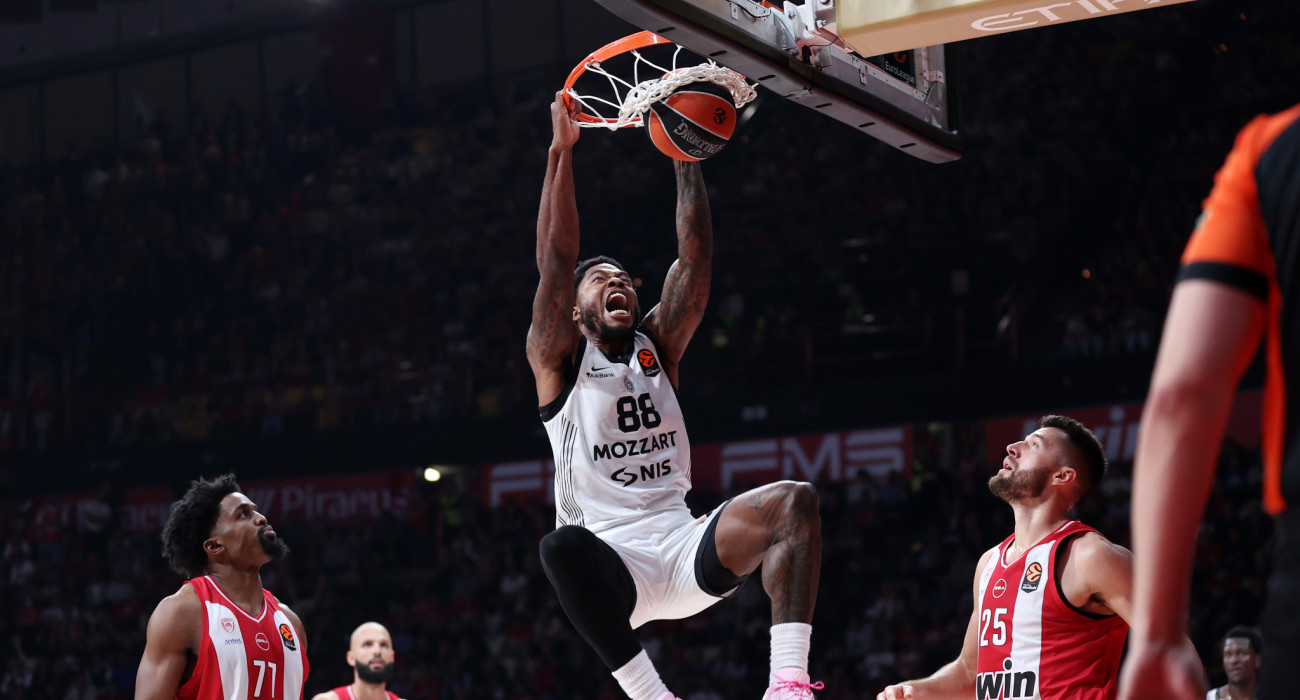 Ο Ταϊρίκ Τζόουνς καρφώνει στο καλάθι του Ολυμπιακού / Πηγή: Intime