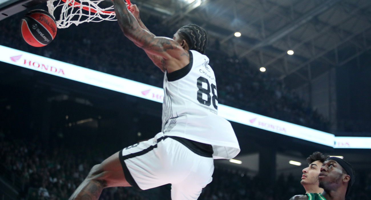 Ο Ταϊρίκ Τζόουνς καρφώνει με μανία / Πηγή: ΙΝΤΙΜΕ