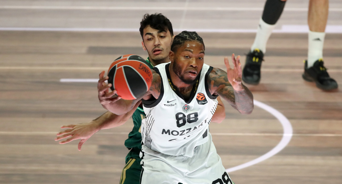 Ο Ταϊρίκ Τζόουνς με τον Αλέξανδρο Σαμοντούροφ/Πηγή: Intime