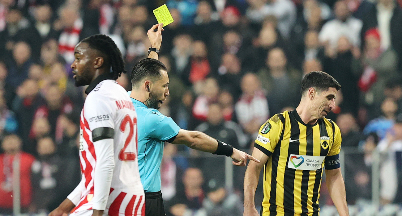 Η κίτρινη κάρτα στον Μάνταλο στο Σαμσουνσπόρ-ΑΕΚ / Πηγή: Intime