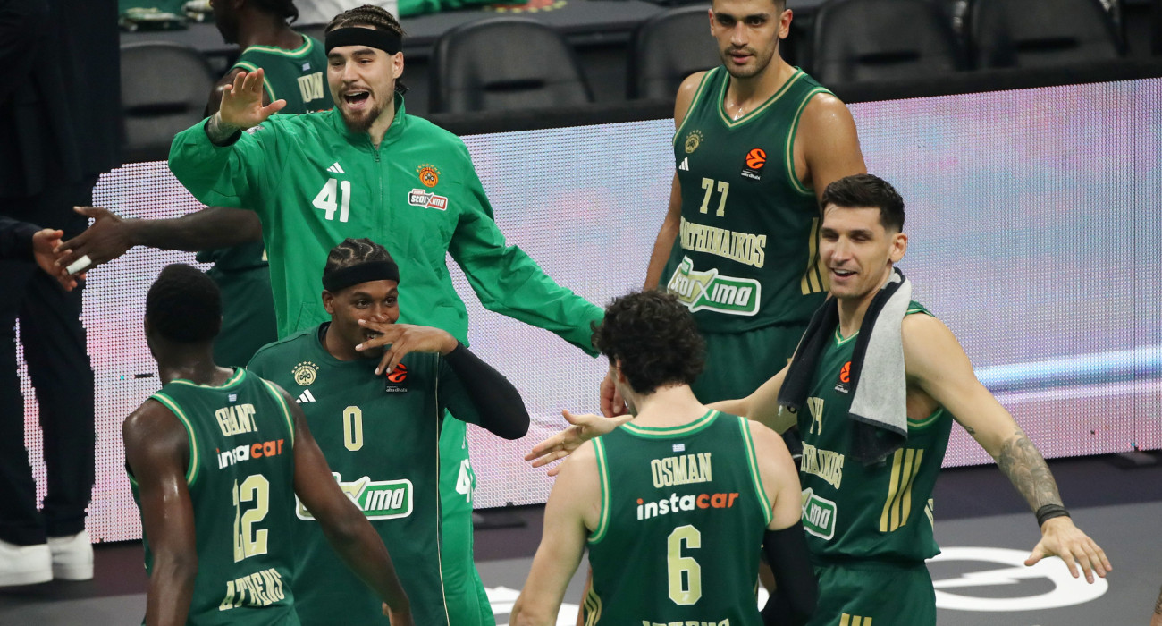 Οι παίκτες του Παναθηναϊκού πανηγυρίζουν τη νίκη κόντρα στη Χάποελ Τελ Αβίβ / Πηγή: Intime