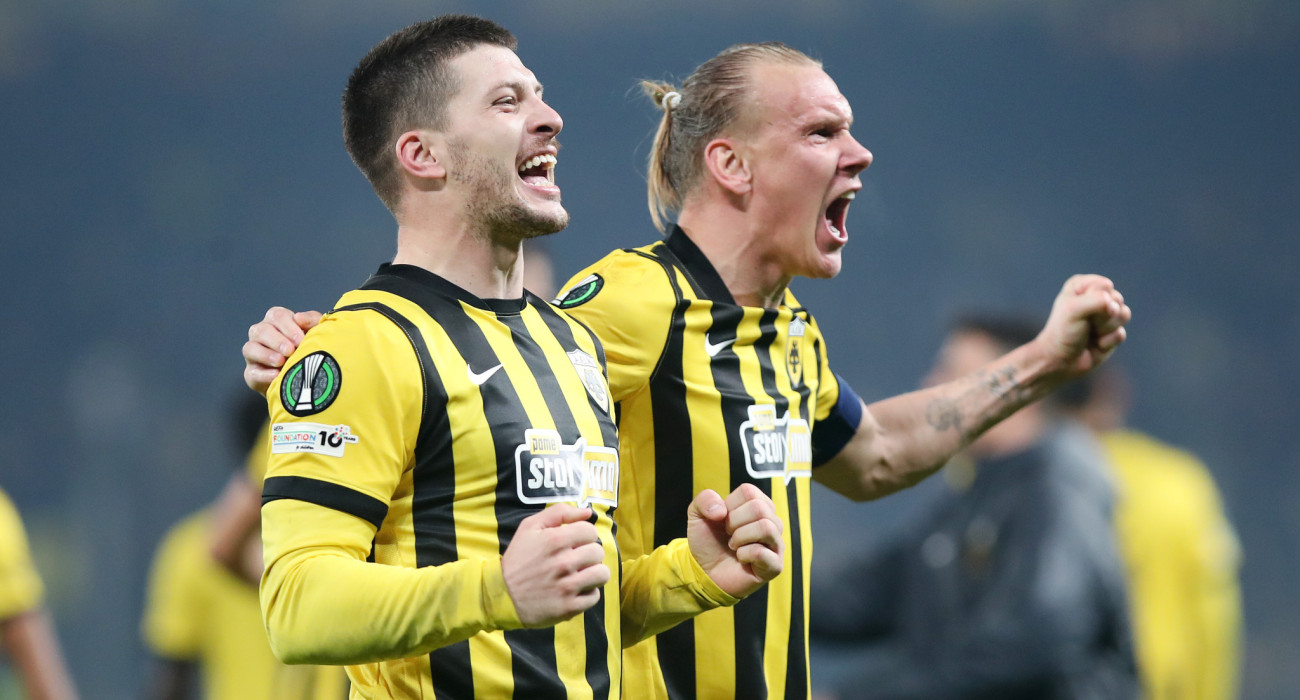 Ο Λούκα Γιόβιτς πανηγυρίζει μαζί με τον Ντομαγκόι Βίντα / Πηγή: InTime