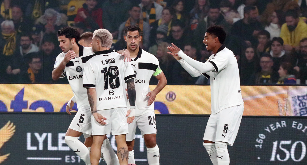 Παίκτες του ΟΦΗ πανηγυρίζουν στη Νέα Φιλαδέλφεια / Πηγή: Intime