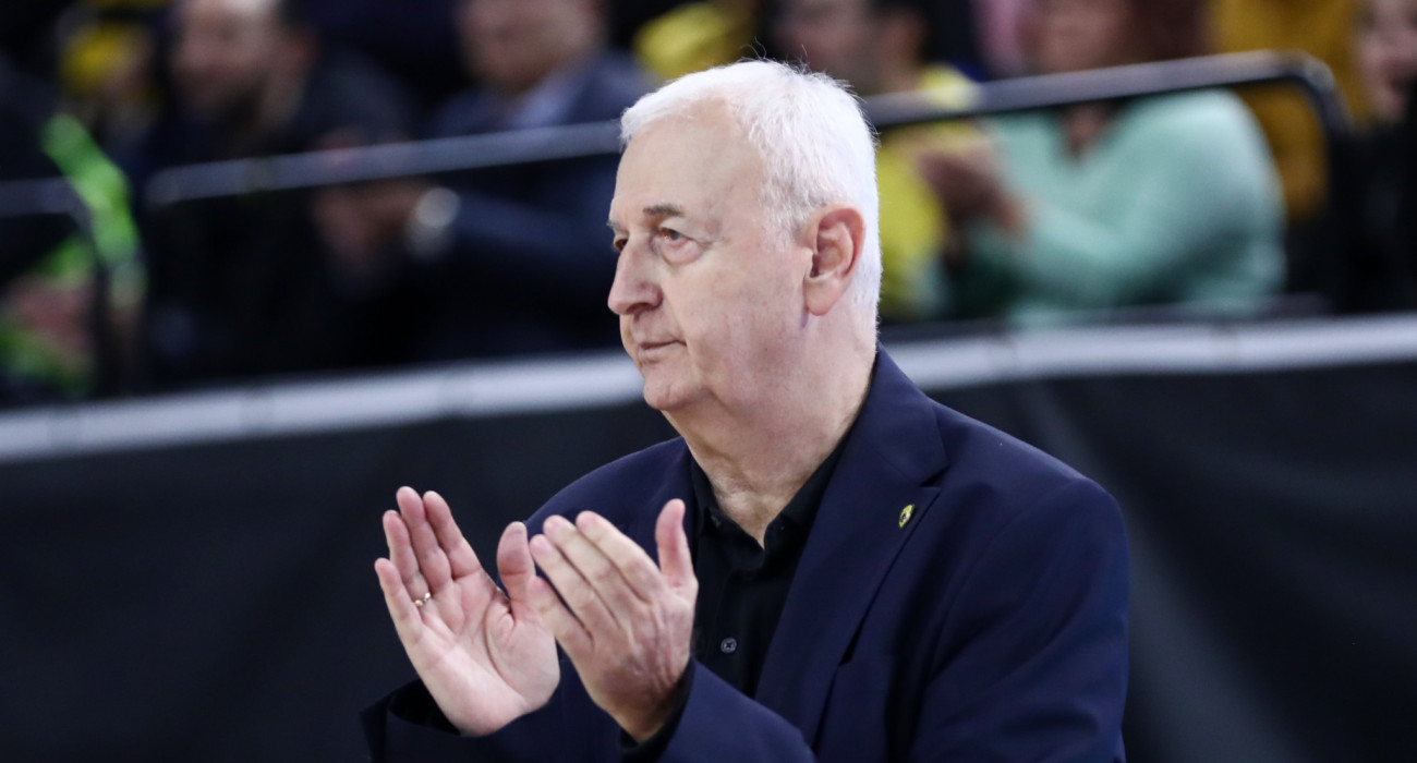 Ο Ντράγκαν Σάκοτα στον πάγκο της ΑΕΚ, Πηγή: Intime