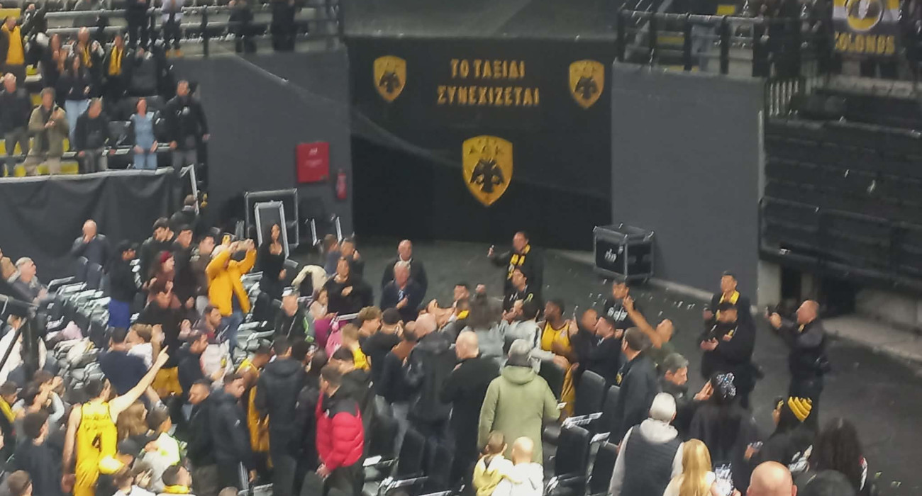 Οι πανηγυρισμοί των παικτών της ΑΕΚ με τον κόσμο της ομάδας