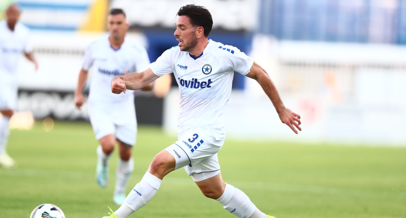 Ο Νίκος Αθανασίου με τη φανέλα του Ατρόμητου/Πηγή: Eurokinissi