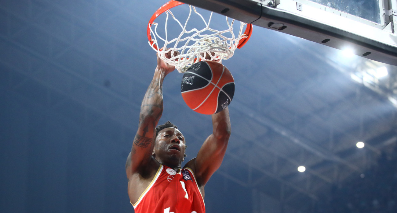 Ο Σέιμπεν Λι καρφώνει στο T-Center / Πηγή: Eurokinissi