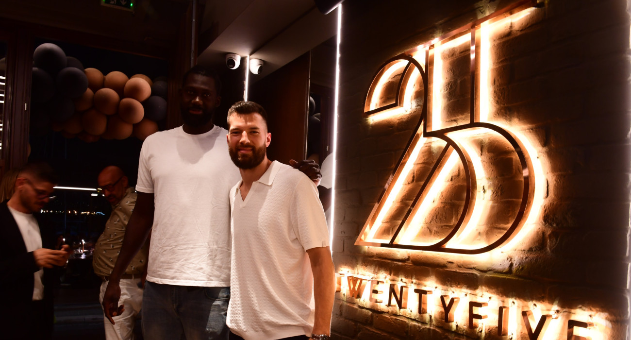 Ο Άλεκ Πίτερς ακριβώς δίπλα στο λογότυπο του εστιατορίου «25» / Πηγή: Eurokinissi