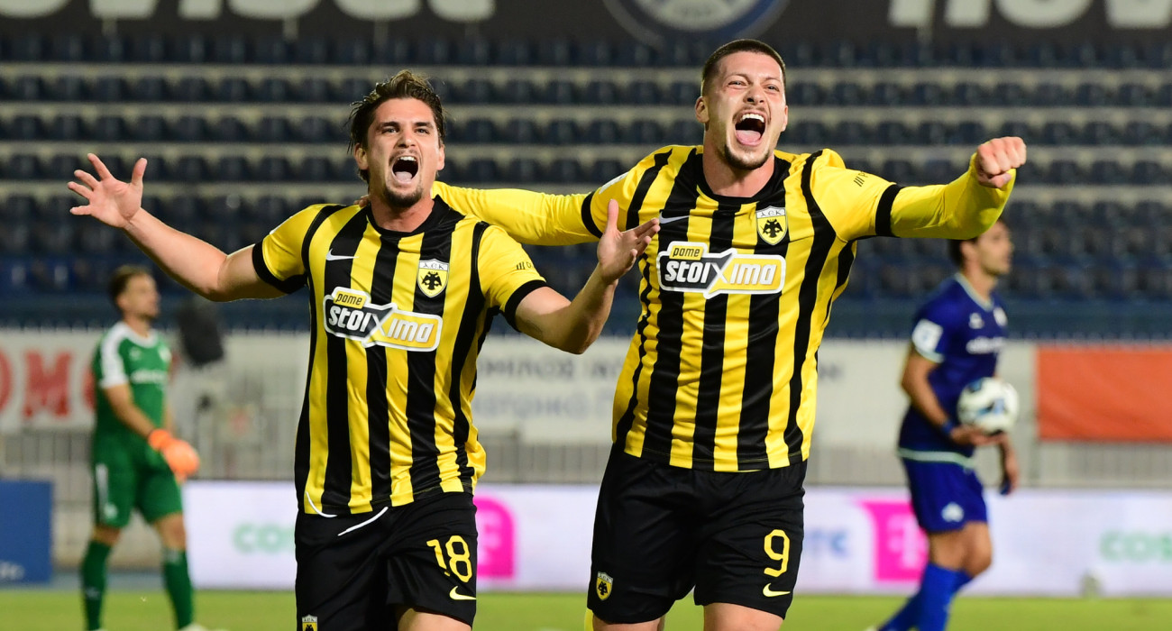 Ο Λούκα Γιόβιτς με τον Ραζβάν Μάριν πανηγυρίζουν / Πηγή: Eurokinissi