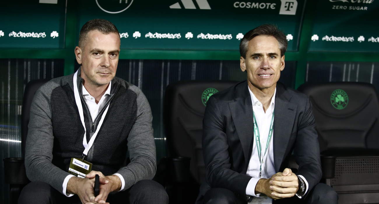 Οι Στέφανος Κοτσόλης και Μιγκέλ Άνχελ Κορόνα στο πάγκο του Παναθηναϊκού / Πηγή: Eurokinissi