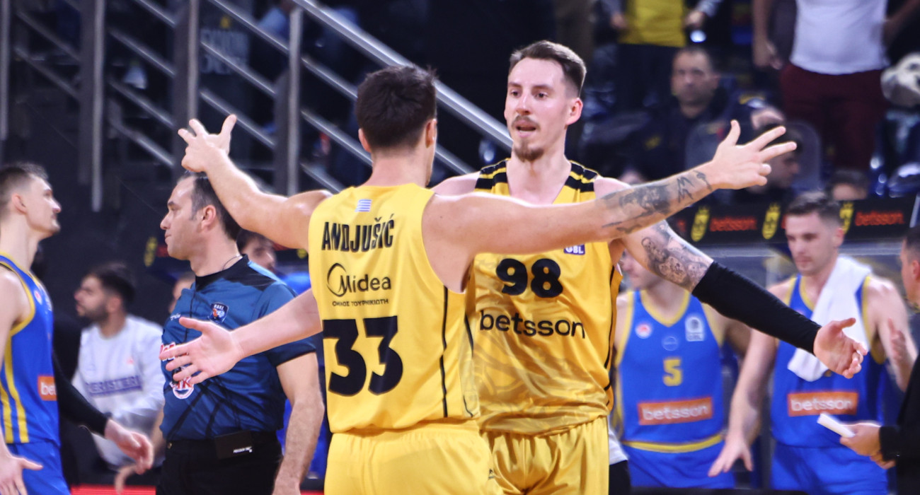 Οι παίκτες του Άρη πανηγυρίζουν στο παιχνίδι με το Περιστέρι, Πηγή: Eurokinissi