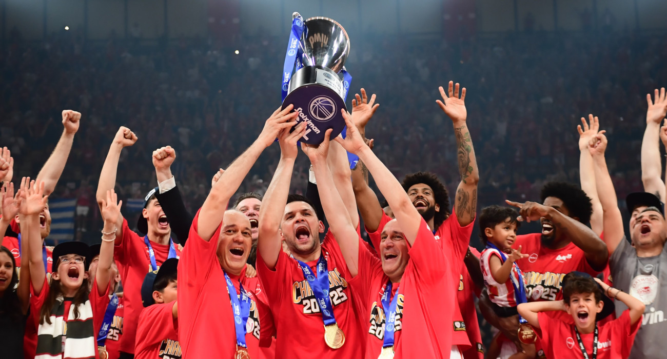 Παίκτες και πρόεδροι του Ολυμπιακού, σηκώνουν το πρωτάθλημα της σεζόν 2024/2025, Πηγή: Eurokinissi