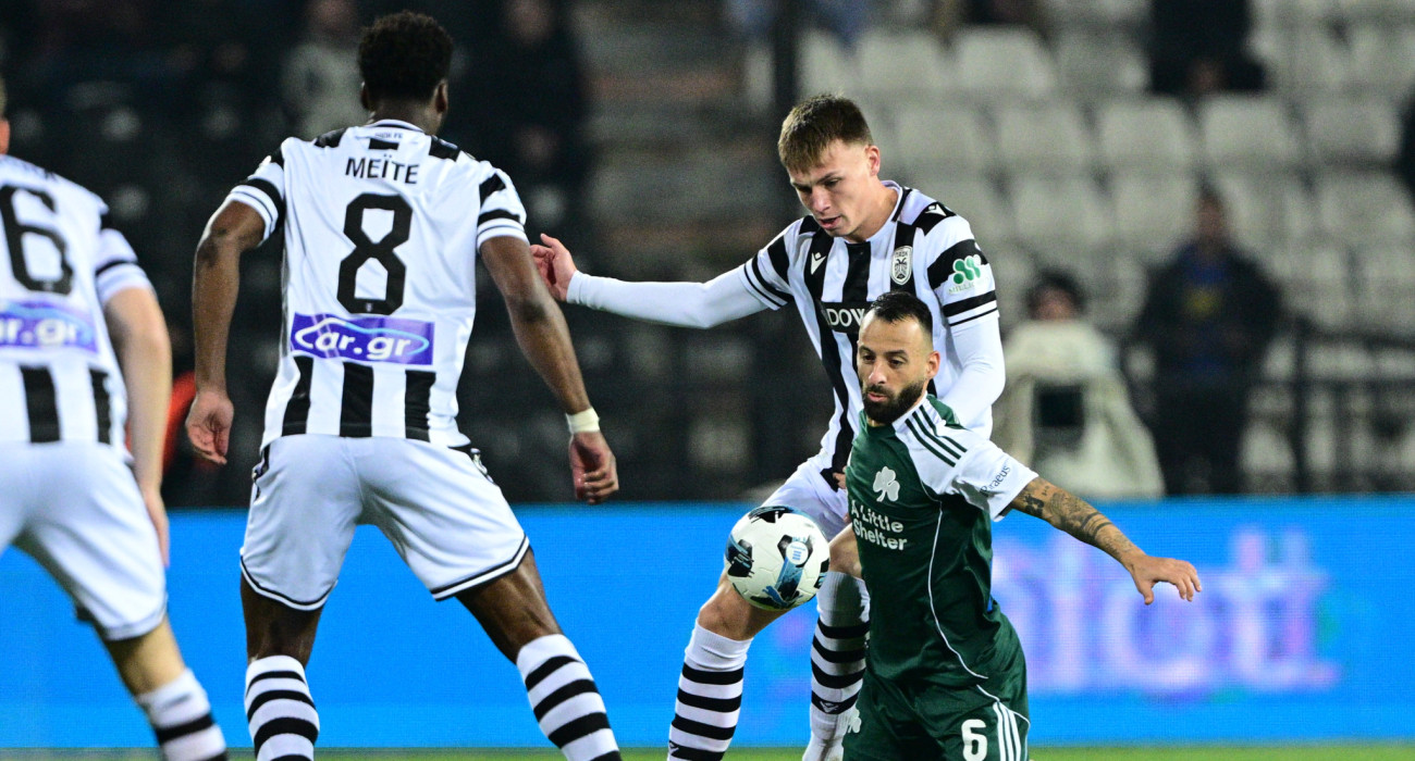 Ο Μανώλης Σιώπης με τον Ανέστη Μύθου στο παιχνίδι του ΠΑΟΚ με τον Παναθηναϊκό / Πηγή: Eurokinissi