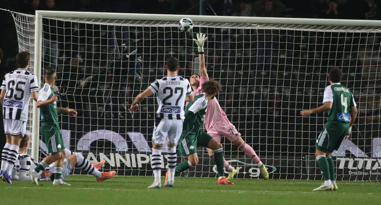Στο δοκάρι το σουτ του Οζντόεφ / Πηγή: Eurokinissi