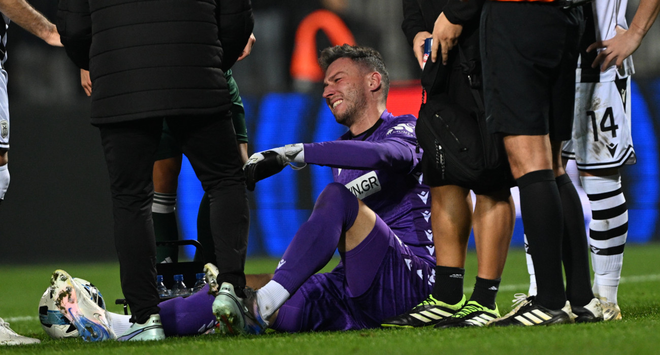 Ο Γίρι Παβλένκα αποχωρεί με φορείο από την Τούμπα, Πηγή: Eurokinissi