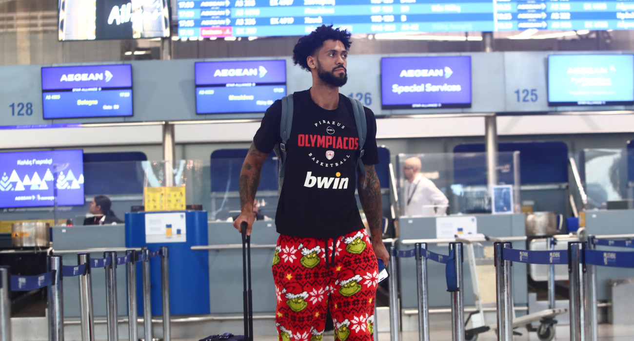 Ο Ντόρσεϊ αδιαφόρησε για το dress code που συστήνει ο Ολυμπιακός και επέλεξε... Grinch (photos)