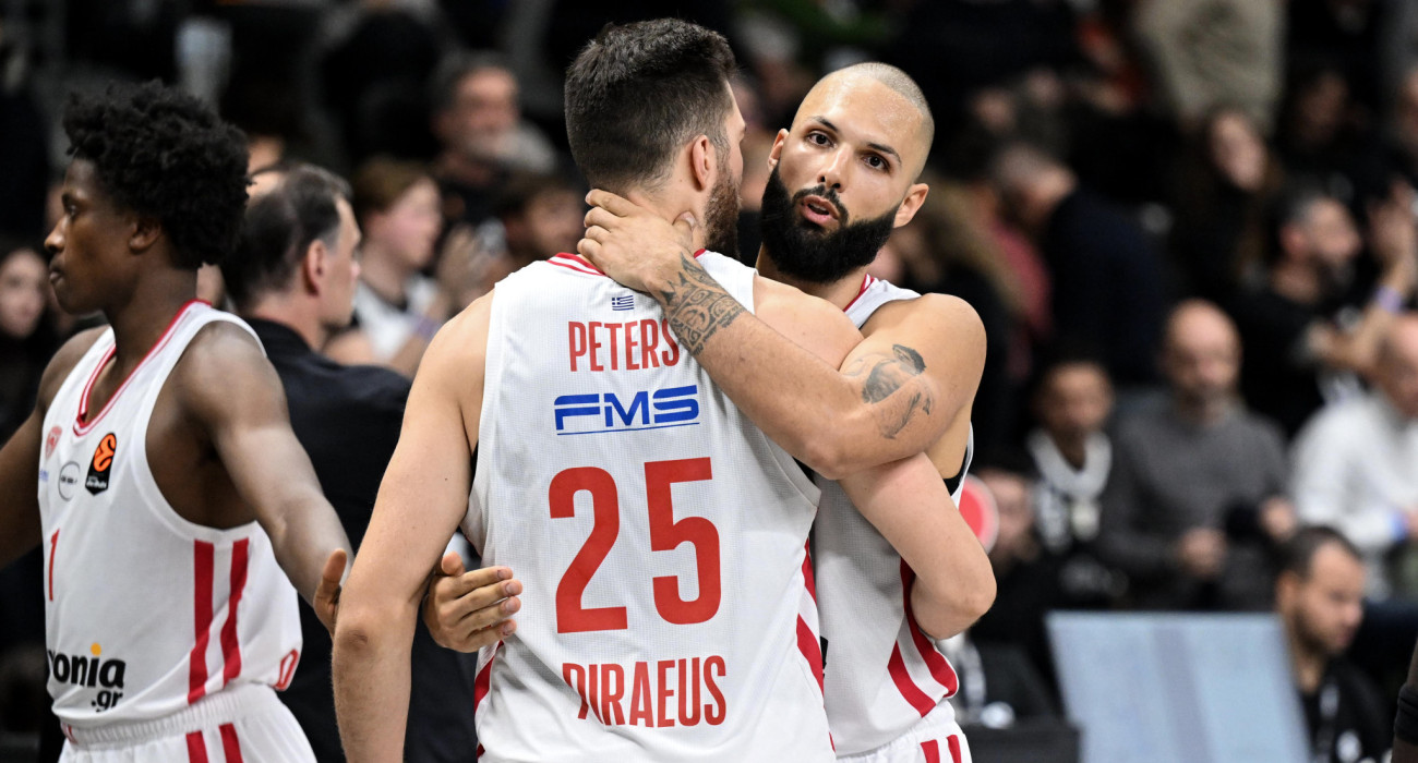 Εβάν Φουρνιέ και Άλεκ Πίτερς αγκαλιάζονται και χαίρονται τη νίκη του Ολυμπιακού / Πηγή: Eurokinissi