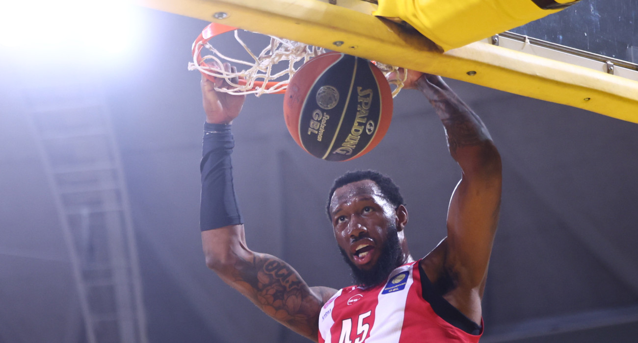 Ο Ντόντα Χολ κατεδαφίζει το καλάθι του Άρη στο Αλεξάνδρειο / Πηγή: Eurokinissi