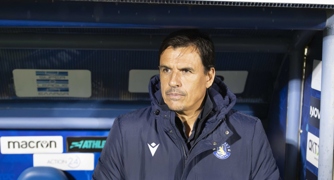 Ο Κρις Κόουλμαν στον πάγκο του Αστέρα AKTOR / Πηγή: Eurokinissi