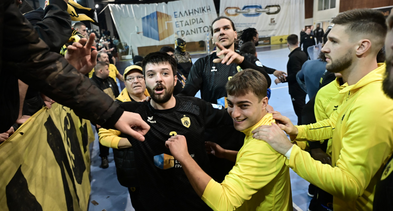 Ο αρχηγός Βαγγέλης Αραμπατζής και οι παίκτες της ΑΕΚ πανηγυρίζουν / Πηγή: Eurokinissi