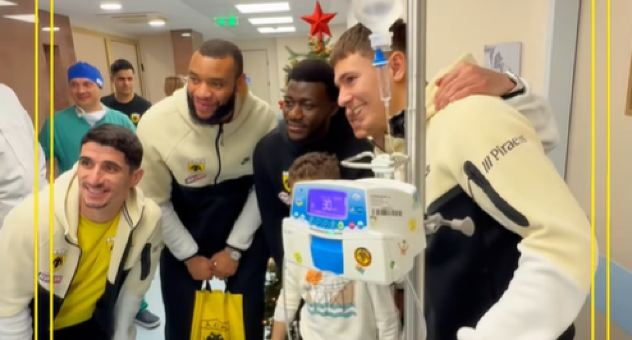 Οι ποδοσφαιριστές της ΑΕΚ στην παιδιατρική κλινική / Screenshot