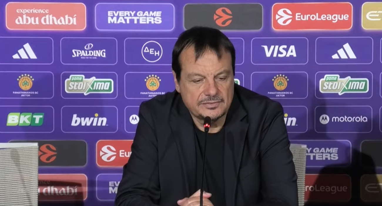 Ο Εργκίν Αταμάν στη συνέντευξη Τύπου μετά το παιχνίδι με τον Ολυμπιακό