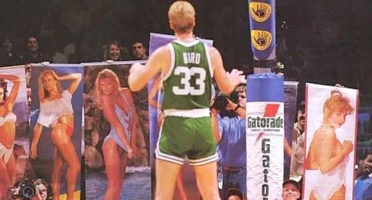 Η στιγμή που ο Λάρι Μπερντ εκτελεί βολές