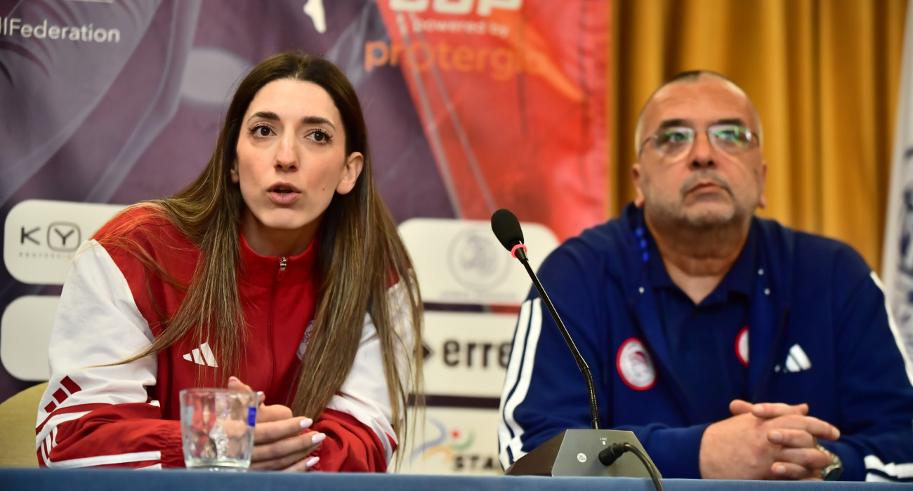 Η αρχηγός του Ολυμπιακού, Μελίνα Εμμανουηλίδου κι ο προπονητής Μπράνκο Κοβάσεβιτς στη συνέντευξη Τύπου πριν τον μεγάλο τελικό στο Σούπερ Καπ Γυναικών 2025 / Πηγή: Eurokinissi