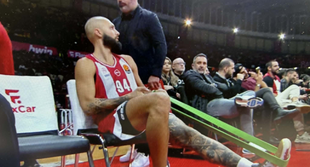 Χτύπησε το πόδι του κι έκανε διατάσεις στον πάγκο ο Φουρνιέ