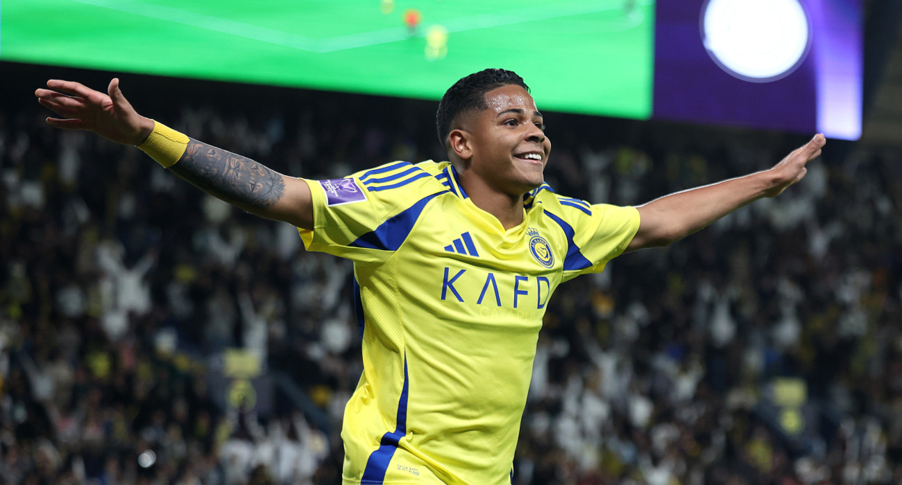 Ο Γουέσλι πανηγυρίζει με τη φανέλα της Αλ Νασρ / Πηγή: Abdullah Ahmed/Getty Images