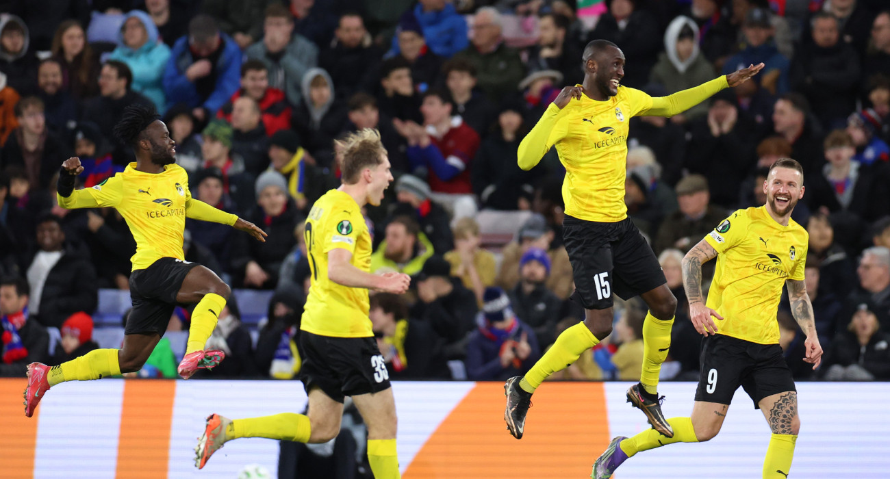 Οι παίκτες της Κουόπιο πανηγυρίζουν το γκολ απέναντι στην Κρίσταλ Πάλας / Πηγή: Photo by Harry Murphy - Danehouse/Getty Images)