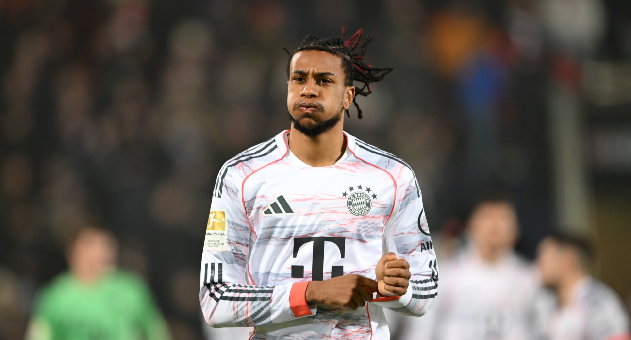 Ο Μάικλ Ολίσε πανηγυρίζει με τη φανέλα της Μπάγερν Μονάχου / Πηγή: A. Scheuber/FC Bayern via Getty Images