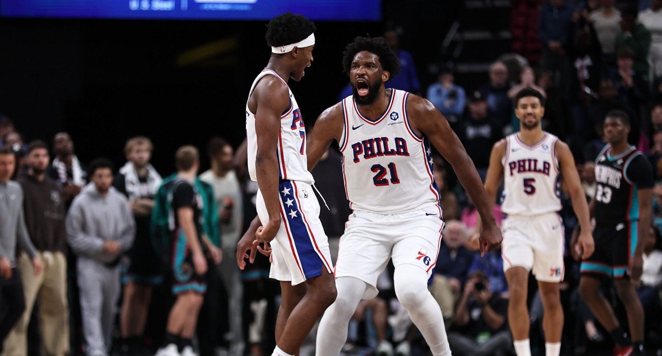 Ο Βι Τζέι Ετζεκόμπε πανηγυρίζει το game winner του κόντρα στους Γκρίζλις με τον Τζοέλ Εμπίντ, Πηγή: Justin Ford/Getty Images/Ideal Images