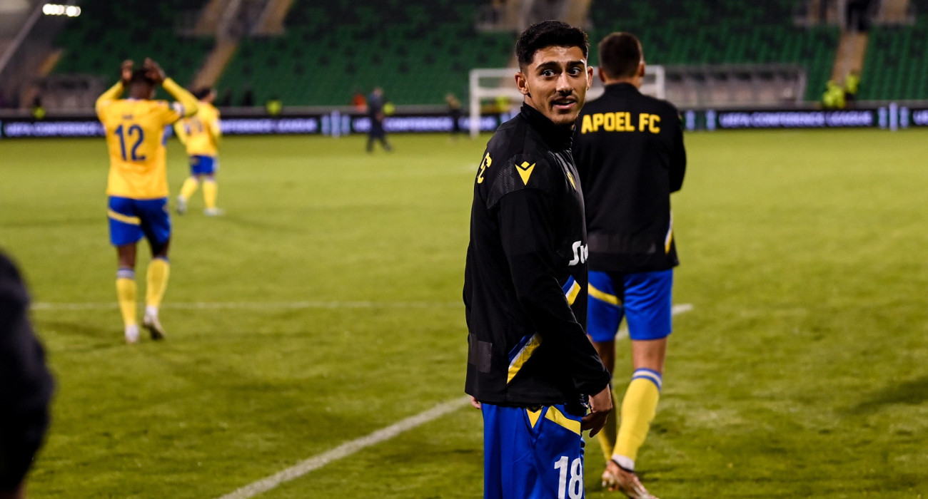 Ο Γιάννης Σατσιάς με τη φανέλα του ΑΠΟΕΛ / Πηγή: Getty