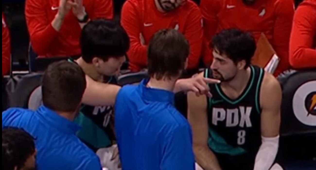 O Xάνσεν προσπαθεί κάτι να πει στον Αβντίγια κι εκείνος δυσκολεύεται να τον καταλάβει / Screenshot