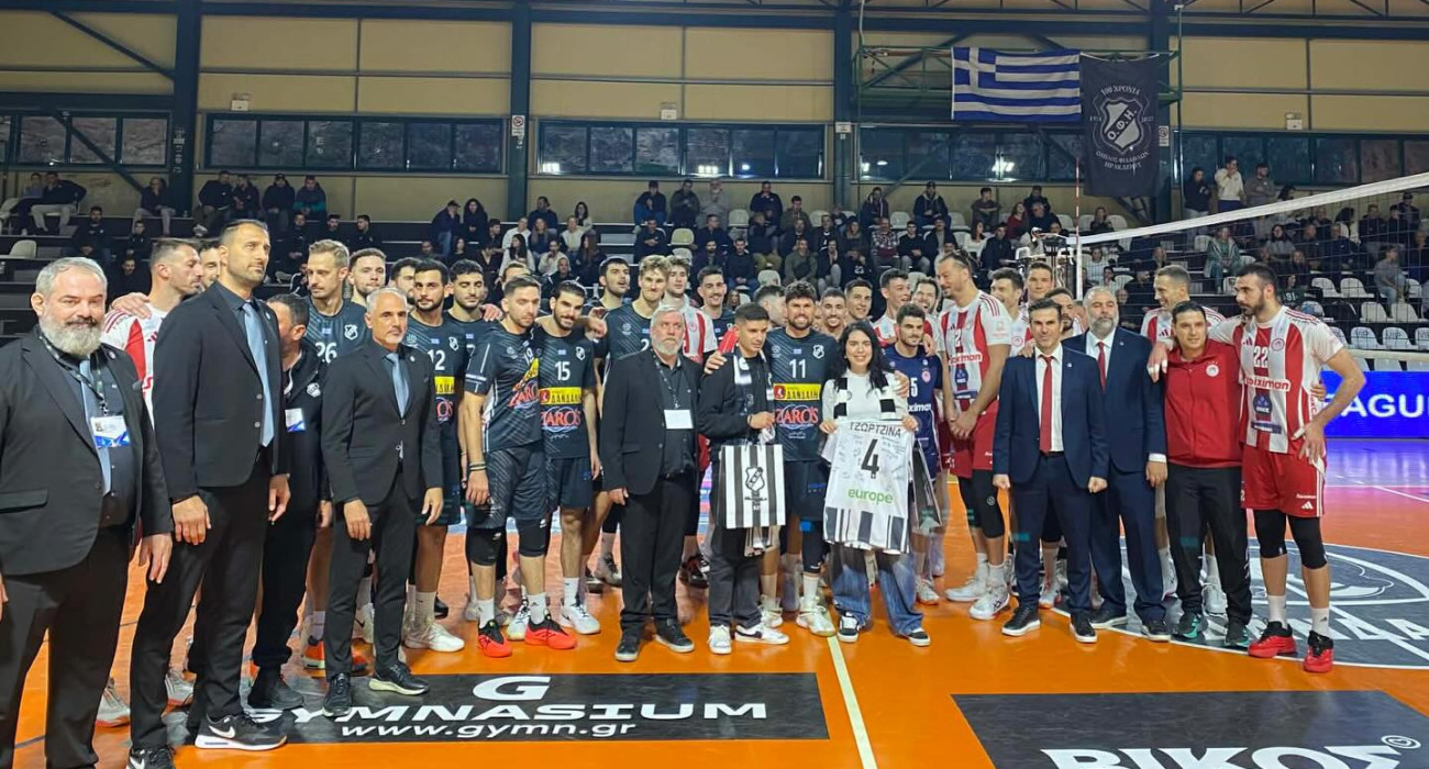 Οι παίκτες του ΟΦΗ και του Ολυμπιακού με τον Κωνσταντίνο Τσαγκατάκη / Πηγή: ΟΦΗ