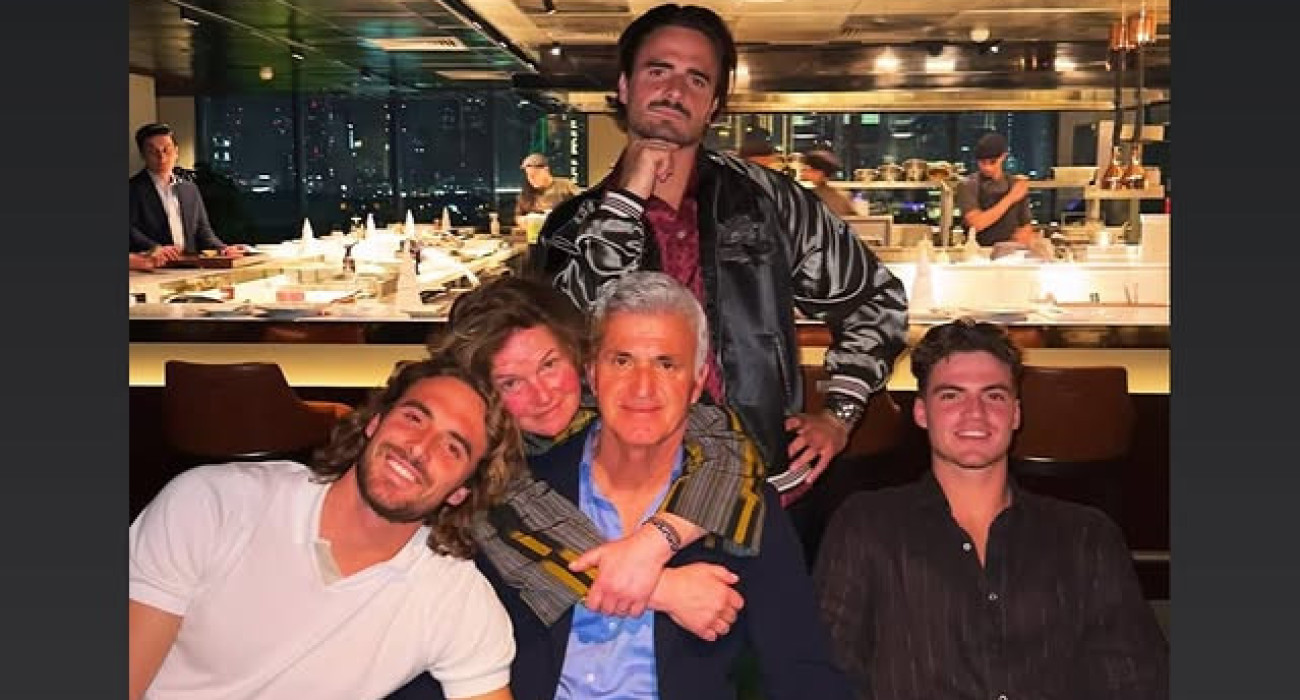 Η οικογένεια Τσιτσιπά σε χριστουγεννιάτικο τραπέζι στο Ντουμπάι / Πηγή: @petrostsitsipas00