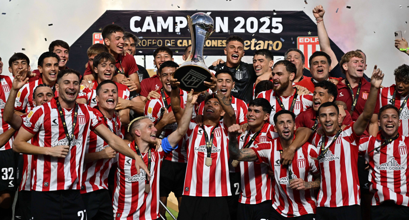 Οι παίκτες της Εστουδιάντες σηκώνουν την κούπα του Trofeo de Campeones! / Πηγή: Imago